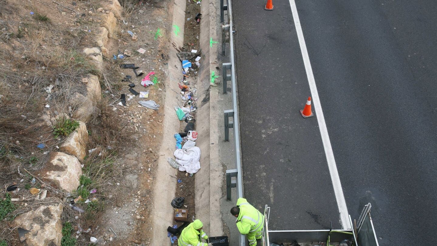 Los operarios en la zona donde ha ca&iacute;do el coche