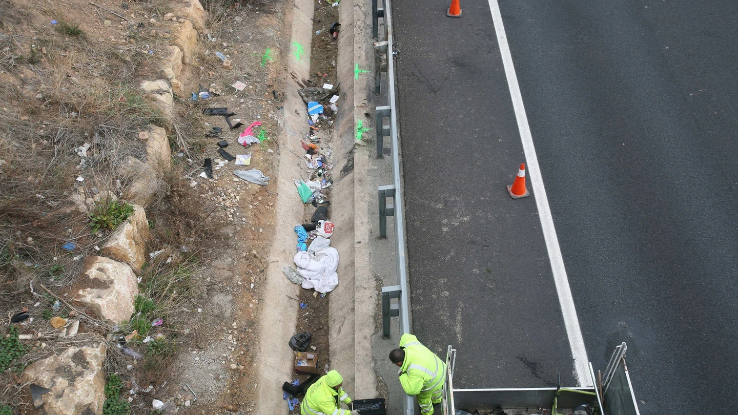 Los operarios en la zona donde ha caído el coche Los operarios en la zona donde ha caído el coche
