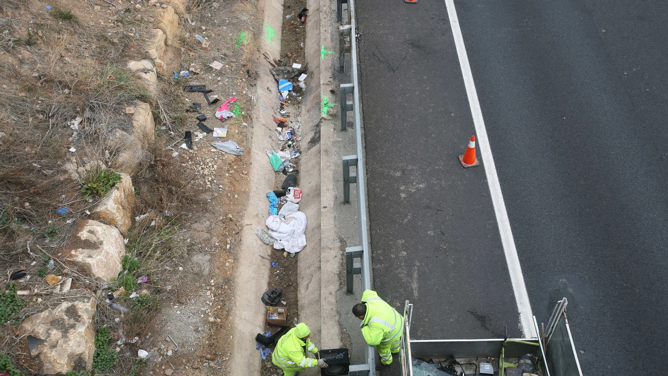 Los operarios en la zona donde ha caído el coche