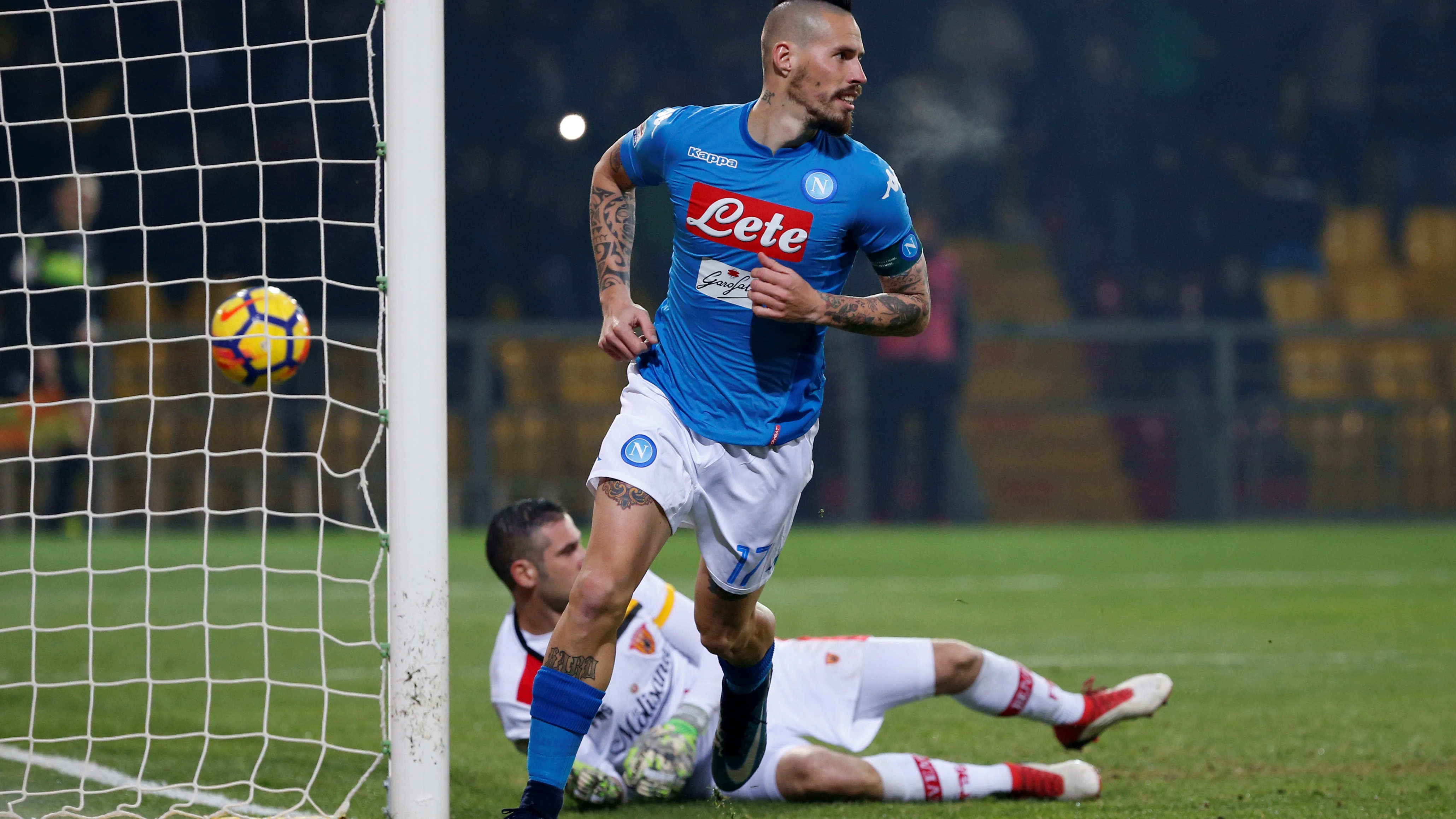 Hamsik celebrando el gol