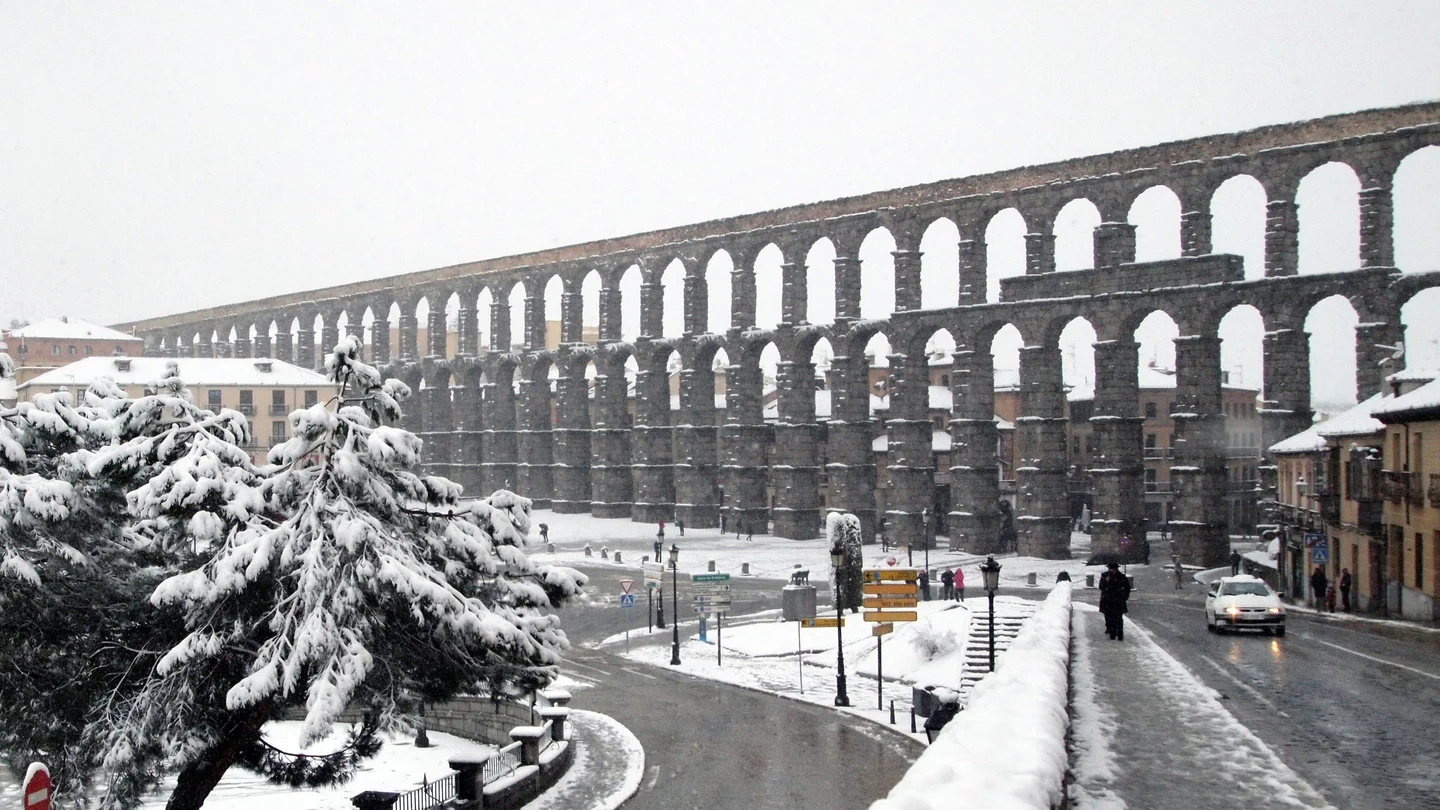 Vista del acueducto de Segovia durante la intensa nevada Vista del acueducto de Segovia durante la intensa nevada