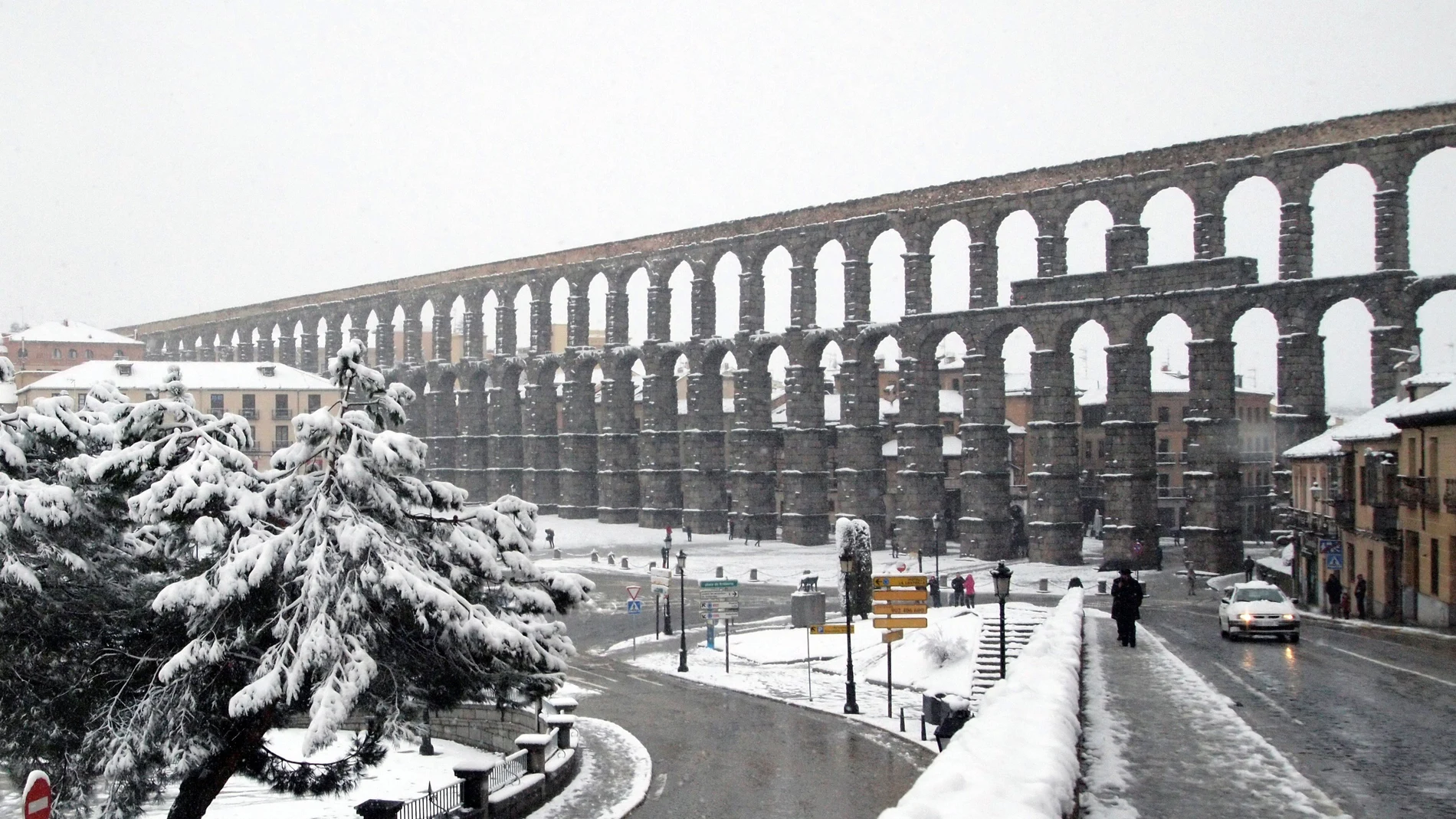 Vista del acueducto de Segovia durante la intensa nevada