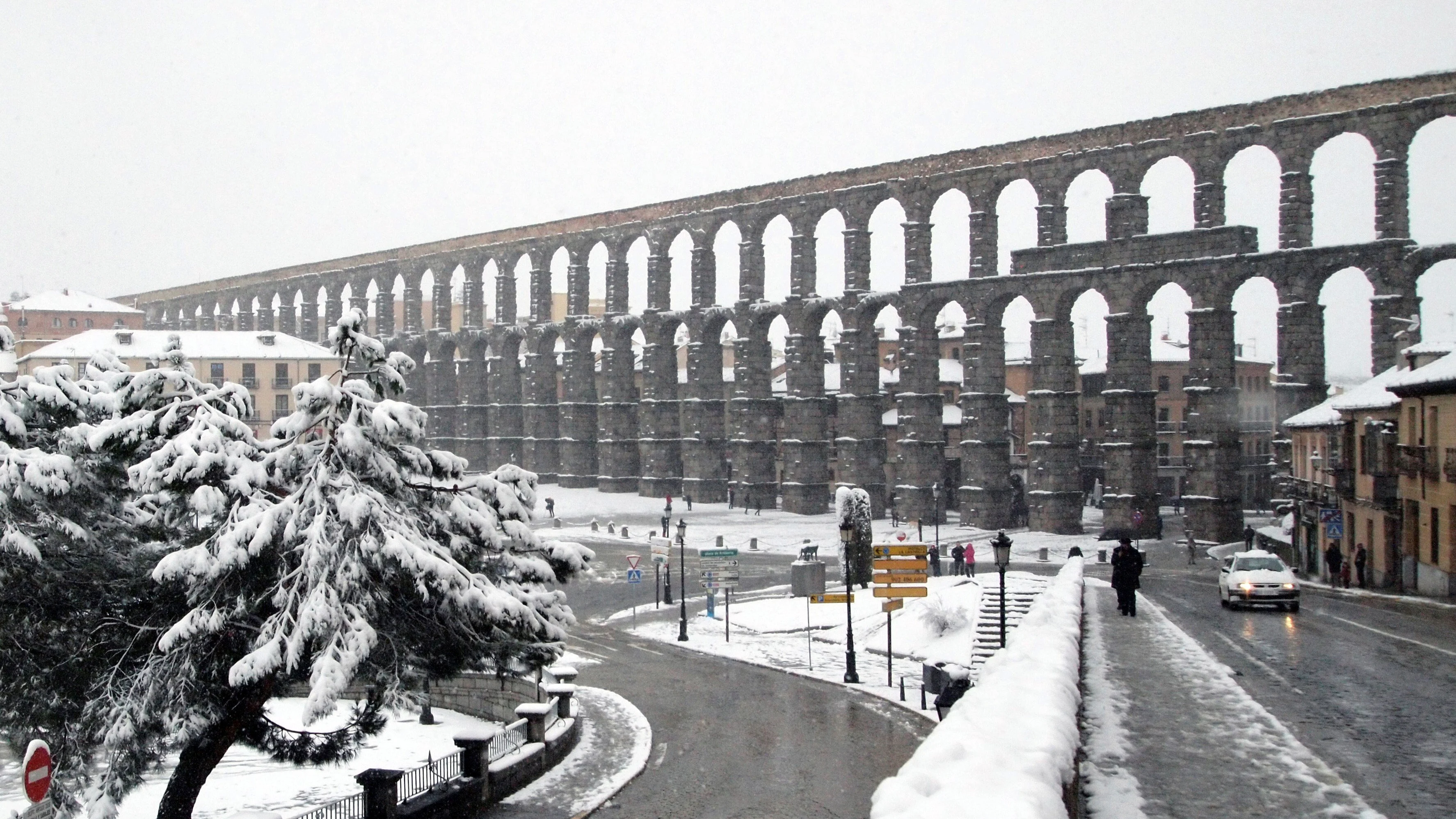 Vista del acueducto de Segovia durante la intensa nevada