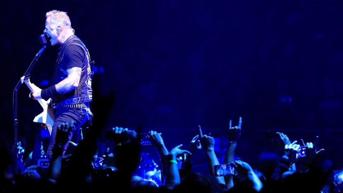 El guitarrista y cantante del grupo Metallica, el norteamericano James Hetfield, durante el concierto que la banda ofrece esta noche en el Palacio de los Deportes de la Comunidad de Madrid.