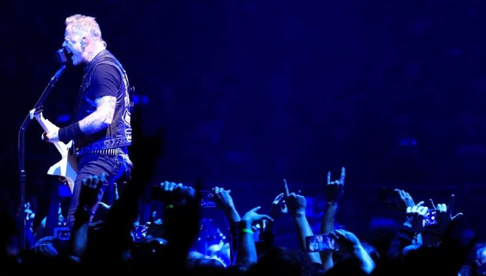 El guitarrista y cantante del grupo Metallica, el norteamericano James Hetfield, durante el concierto que la banda ofrece esta noche en el Palacio de los Deportes de la Comunidad de Madrid.