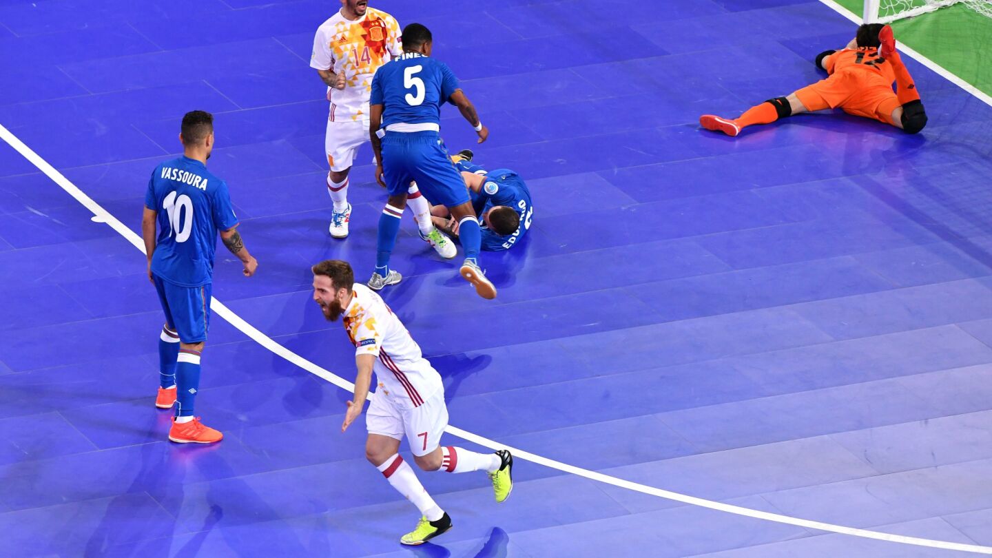 Pola celebrando el gol