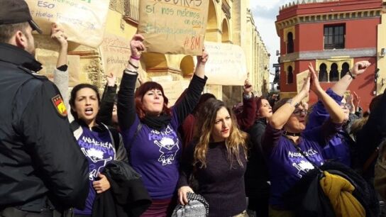 Imagen de las mujeres protestando en C&oacute;rdoba