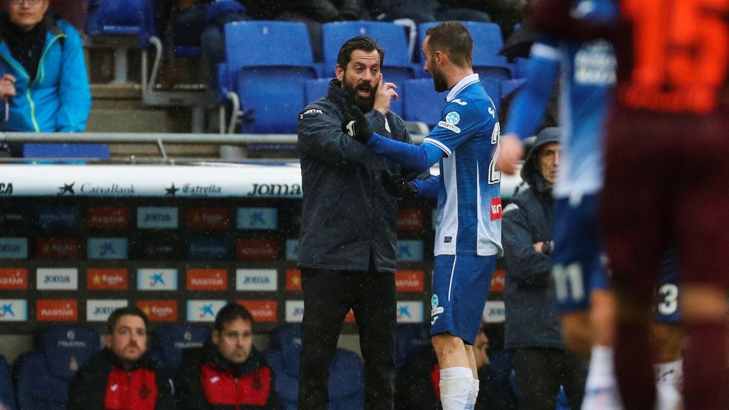 Quique dando indicaciones a los suyos