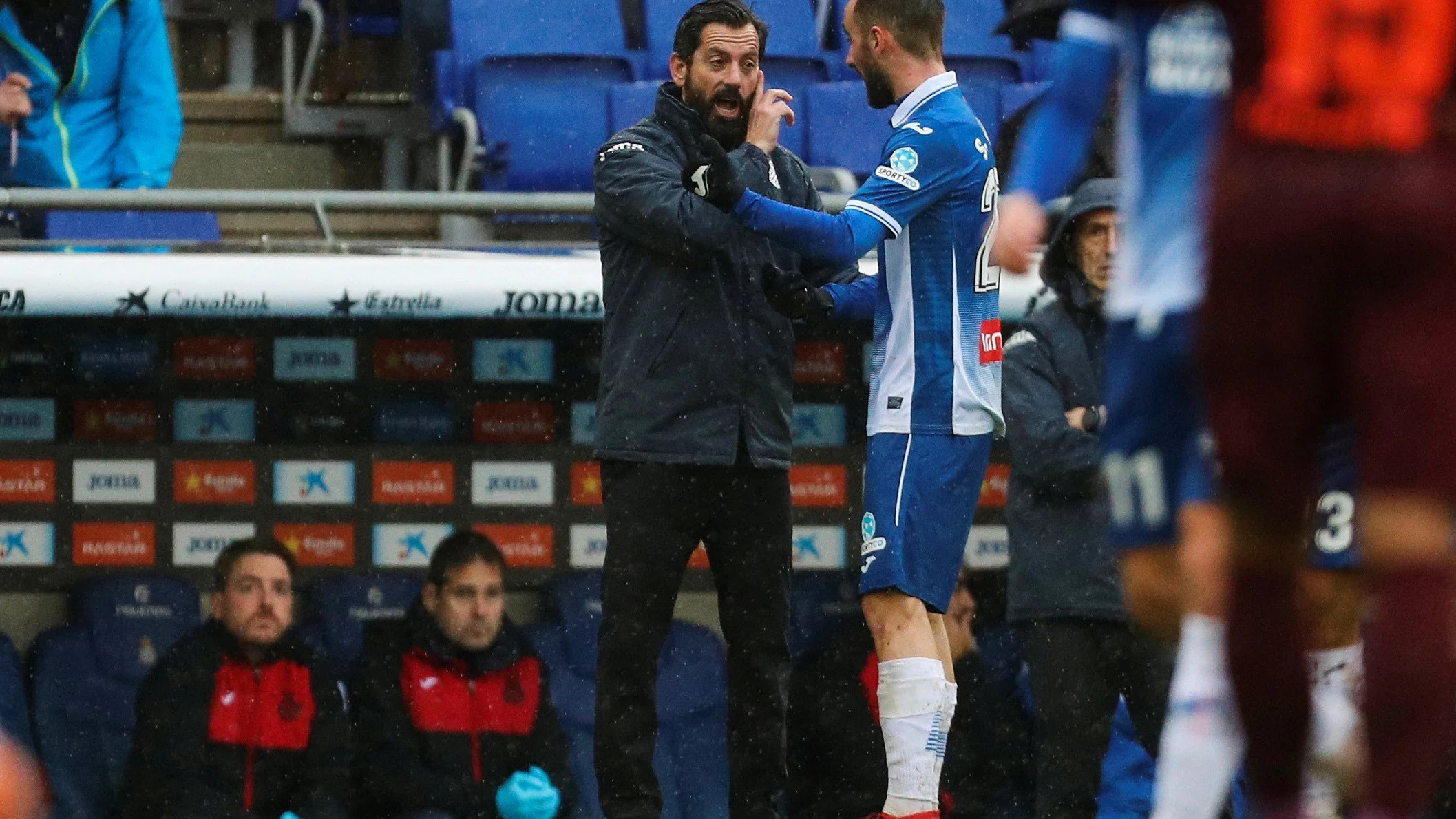 Quique dando indicaciones a los suyos Quique dando indicaciones a los suyos