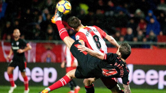 &Iacute;&ntilde;igo Mart&iacute;nez trata de despejar un bal&oacute;n