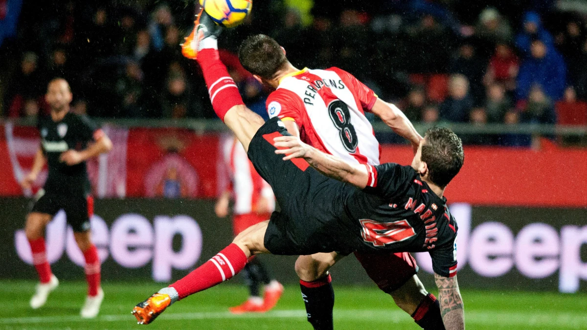 Íñigo Martínez trata de despejar un balón