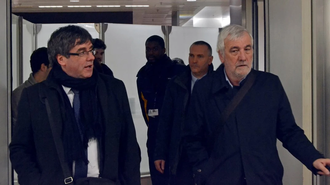 El expresidente de la Generalitat de Cataluña, Carles Puigdemont junto al empresario Josep María Matamala en Bruselas