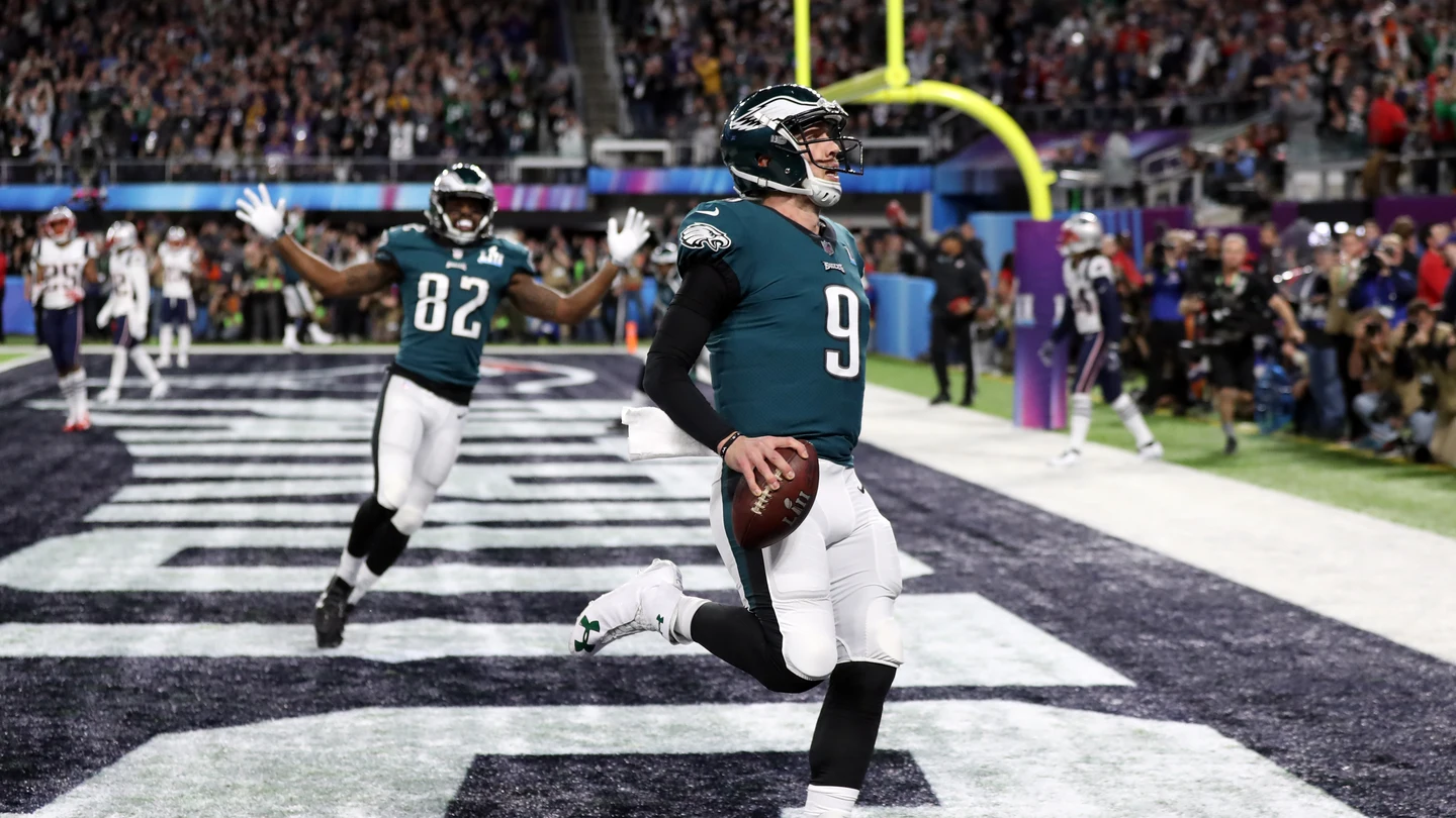 Nick Foles anota un touchdown para los Eagles en la Super Bowl de 2018. Nick Foles anota un touchdown en la Super Bowl