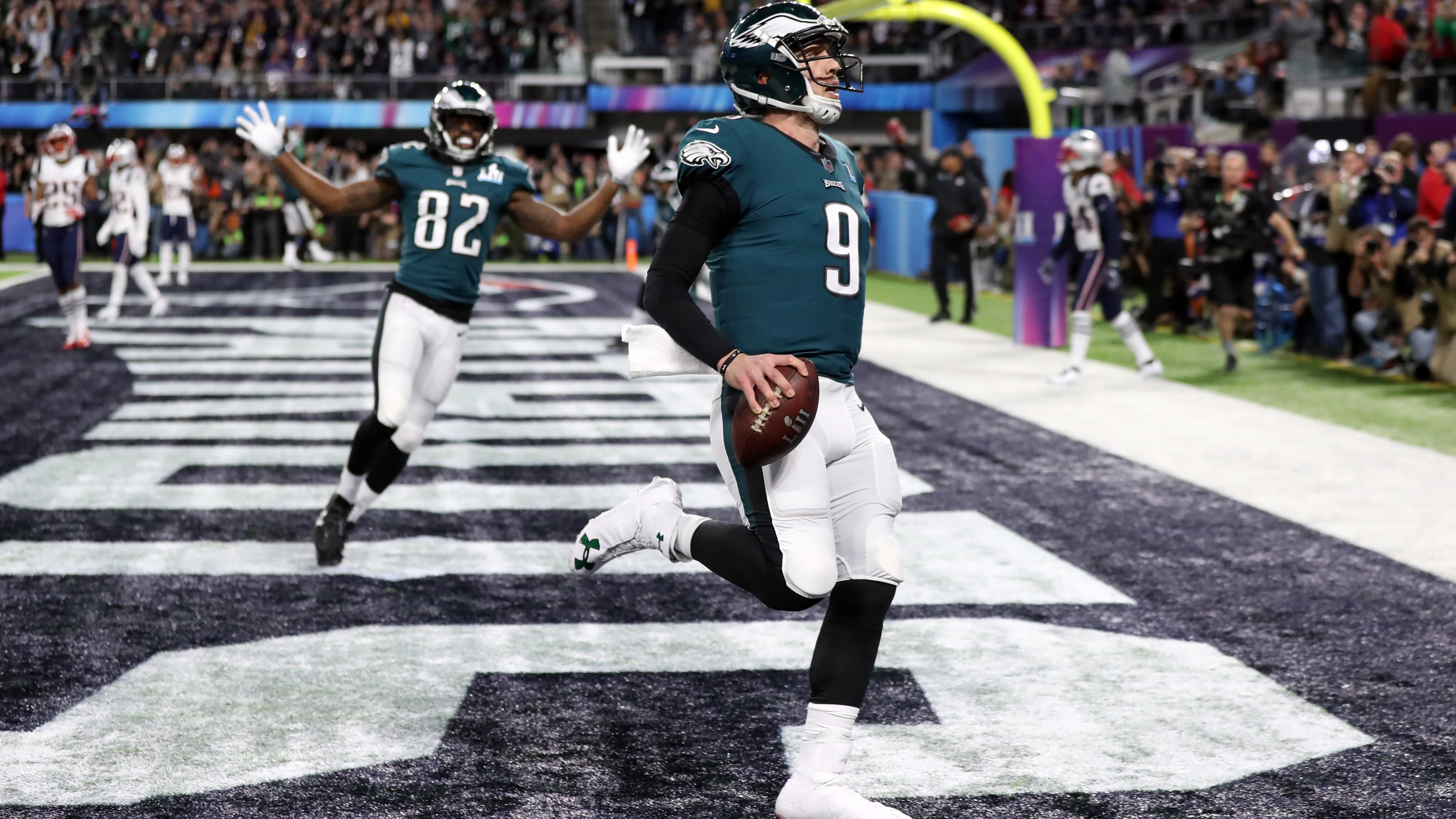 Nick Foles anota un touchdown en la Super Bowl