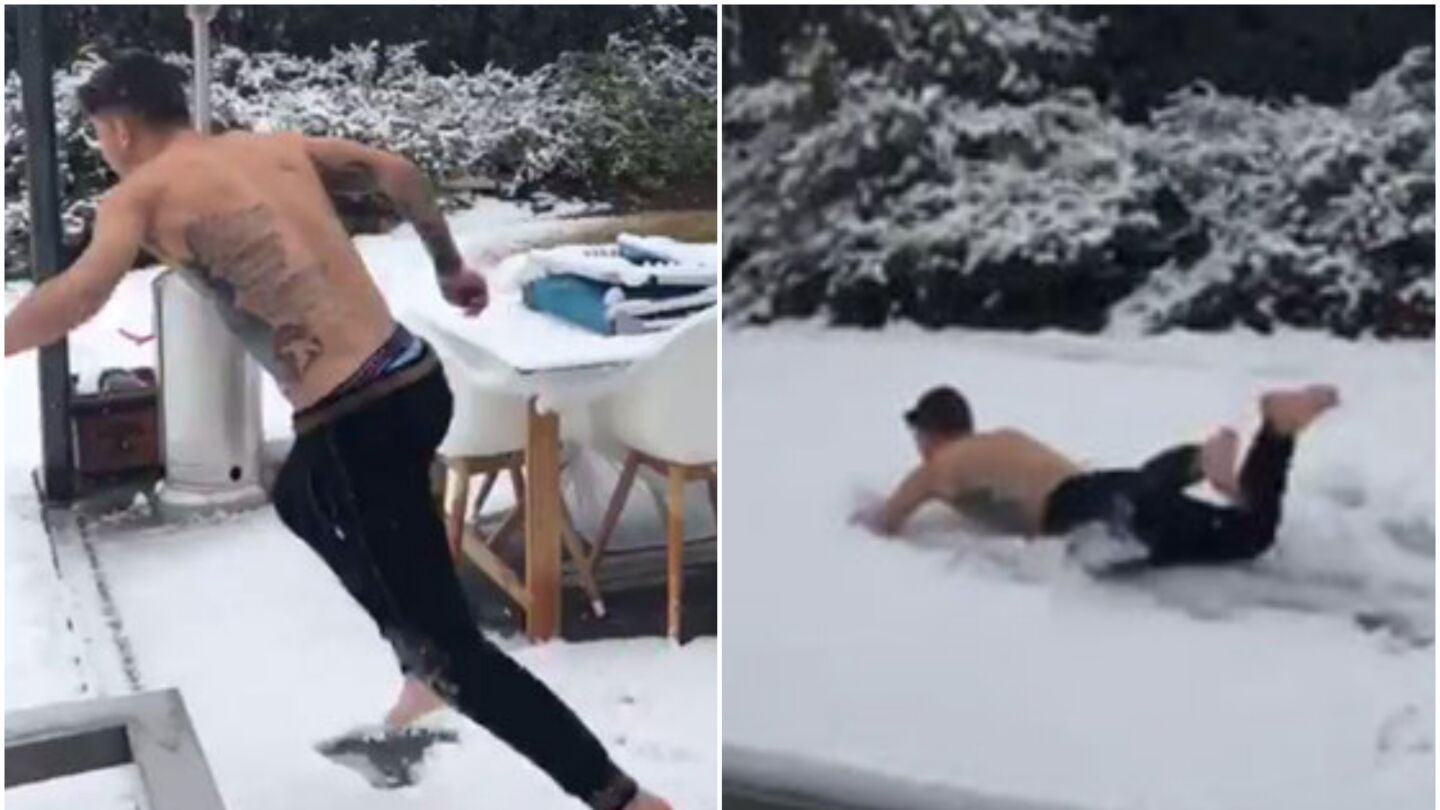 Lucas Hern&aacute;ndez juega con la nieve en su casa