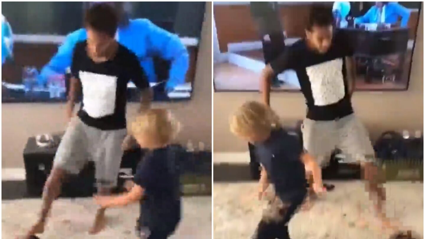 Neymar juega al f&uacute;tbol con su hijo en el sal&oacute;n de casa
