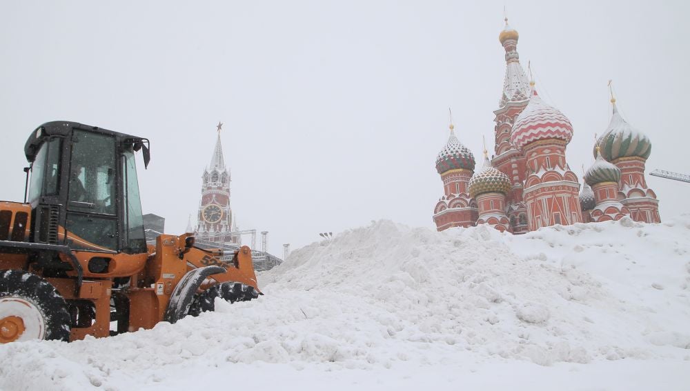 Una vista de la Plaza Roja cubierta de nieve durante fuertes nevadas en Moscú