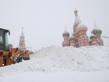 Una vista de la Plaza Roja cubierta de nieve durante fuertes nevadas en Moscú Una vista de la Plaza Roja cubierta de nieve durante fuertes nevadas en Moscú