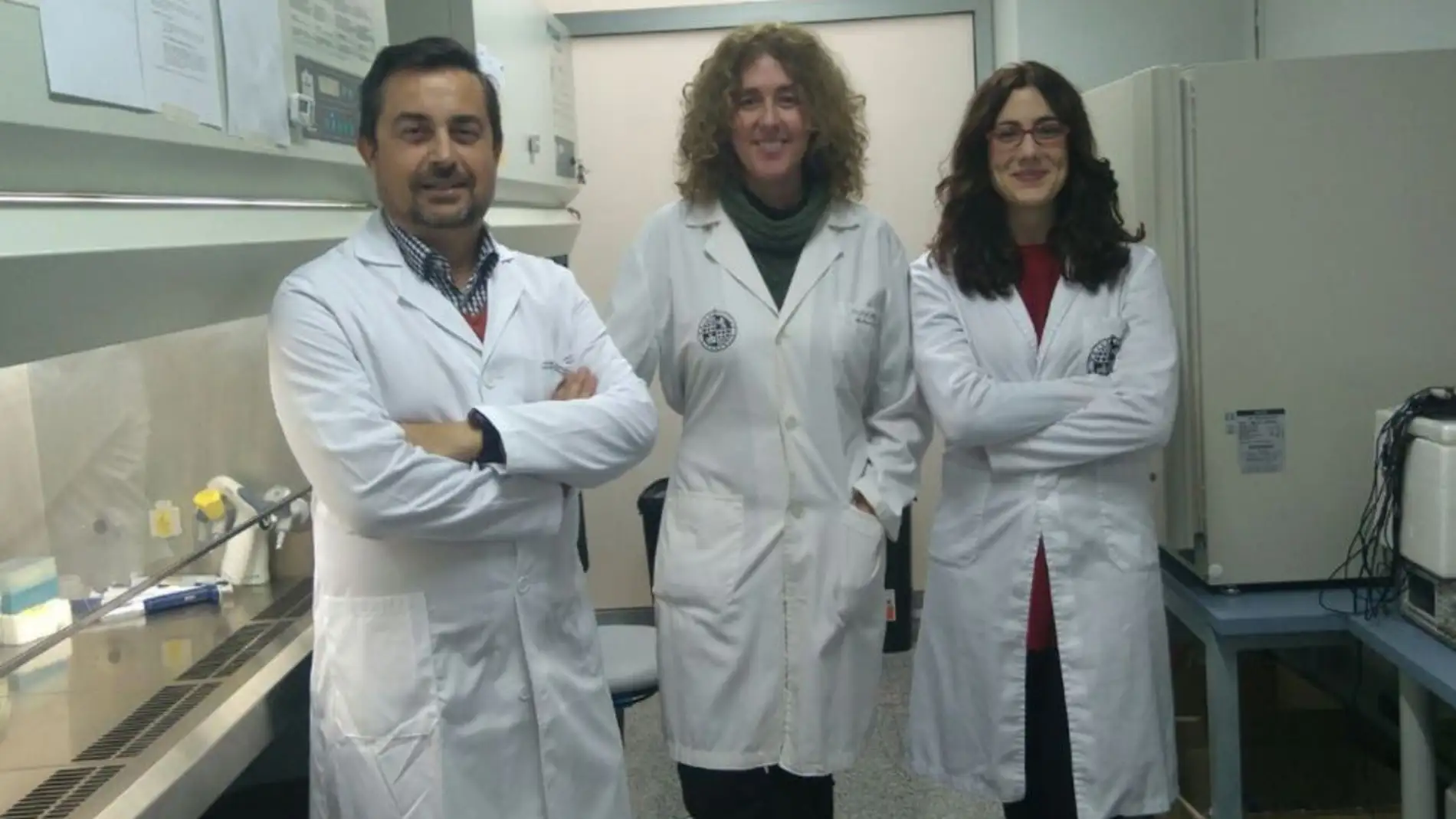 De izquierda a derecha, los investigadores, Juan Antonio Marchal, Macarena Perán y Elena López.