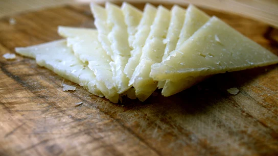 ¿De verdad cuesta tanto cortar el queso? Córtalo tú mismo y ahorra.