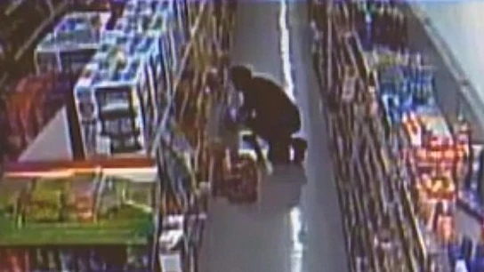 Imagen de archivo de una persona robando en un supermercado Imagen de archivo de una persona robando en un supermercado