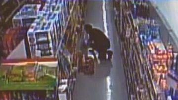 Imagen de archivo de una persona robando en un supermercado