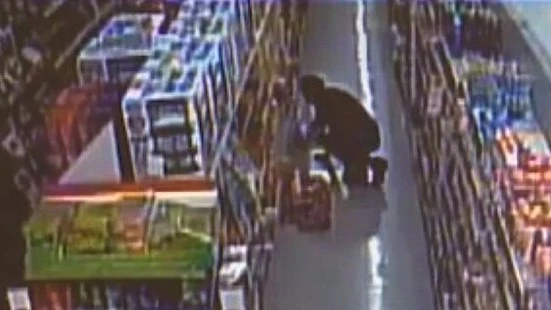 Imagen de archivo de una persona robando en un supermercado