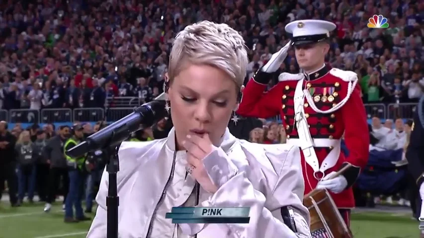 El embarazoso gesto de Pink durante el himno de Estados Unidos en la Super Bowl