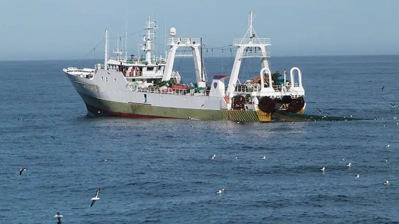 Un pesquero faena en el mar