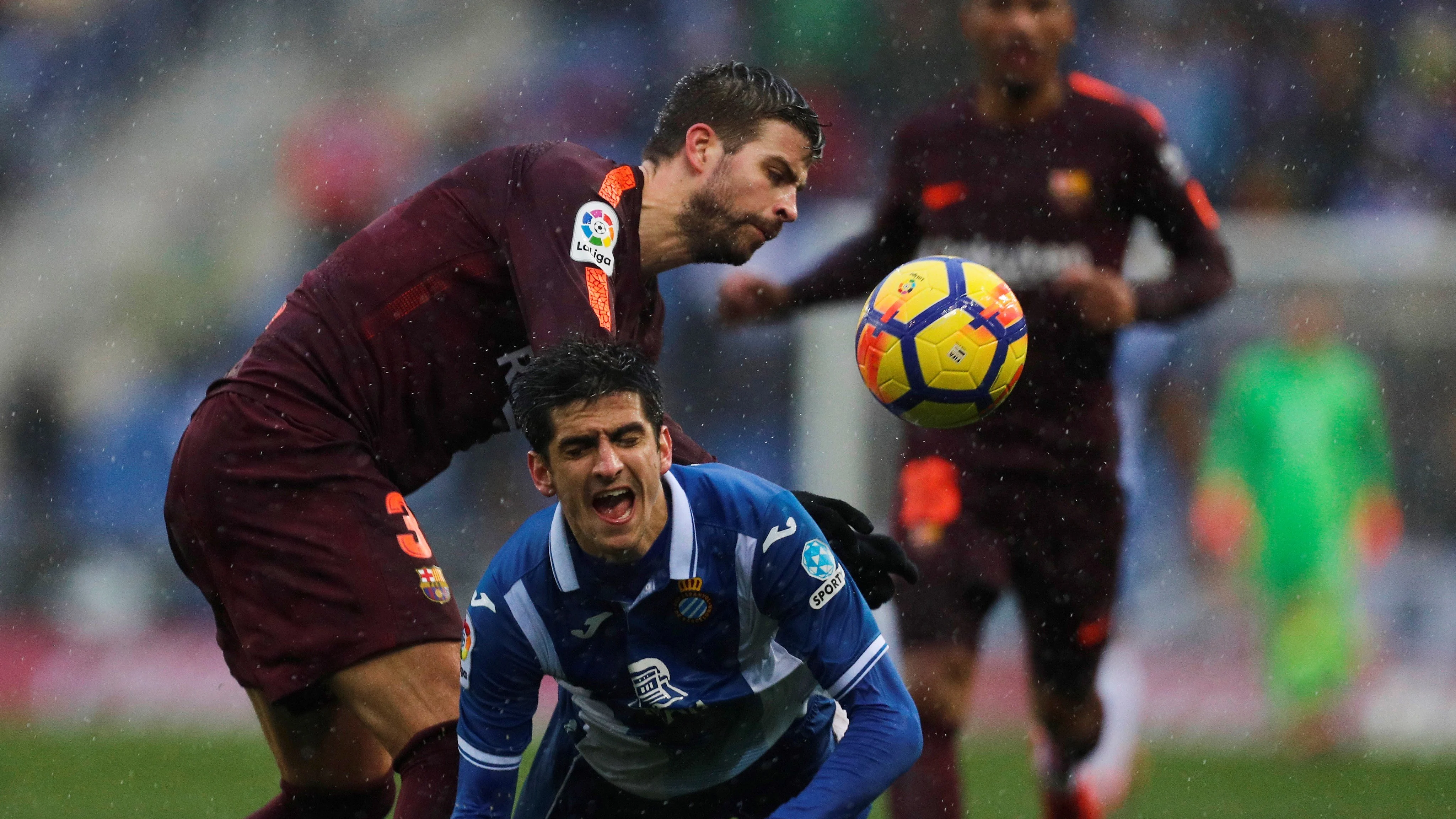 Gerard Piqué, en una acción ante Gerard Moreno