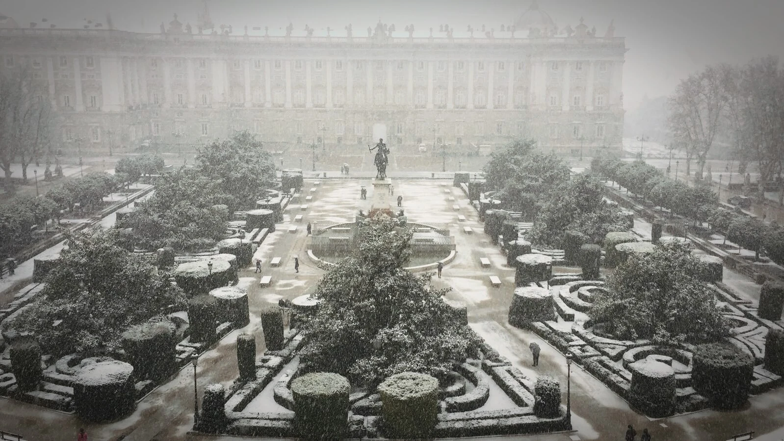 La nieve cuaja en el Palacio Real de Madrid