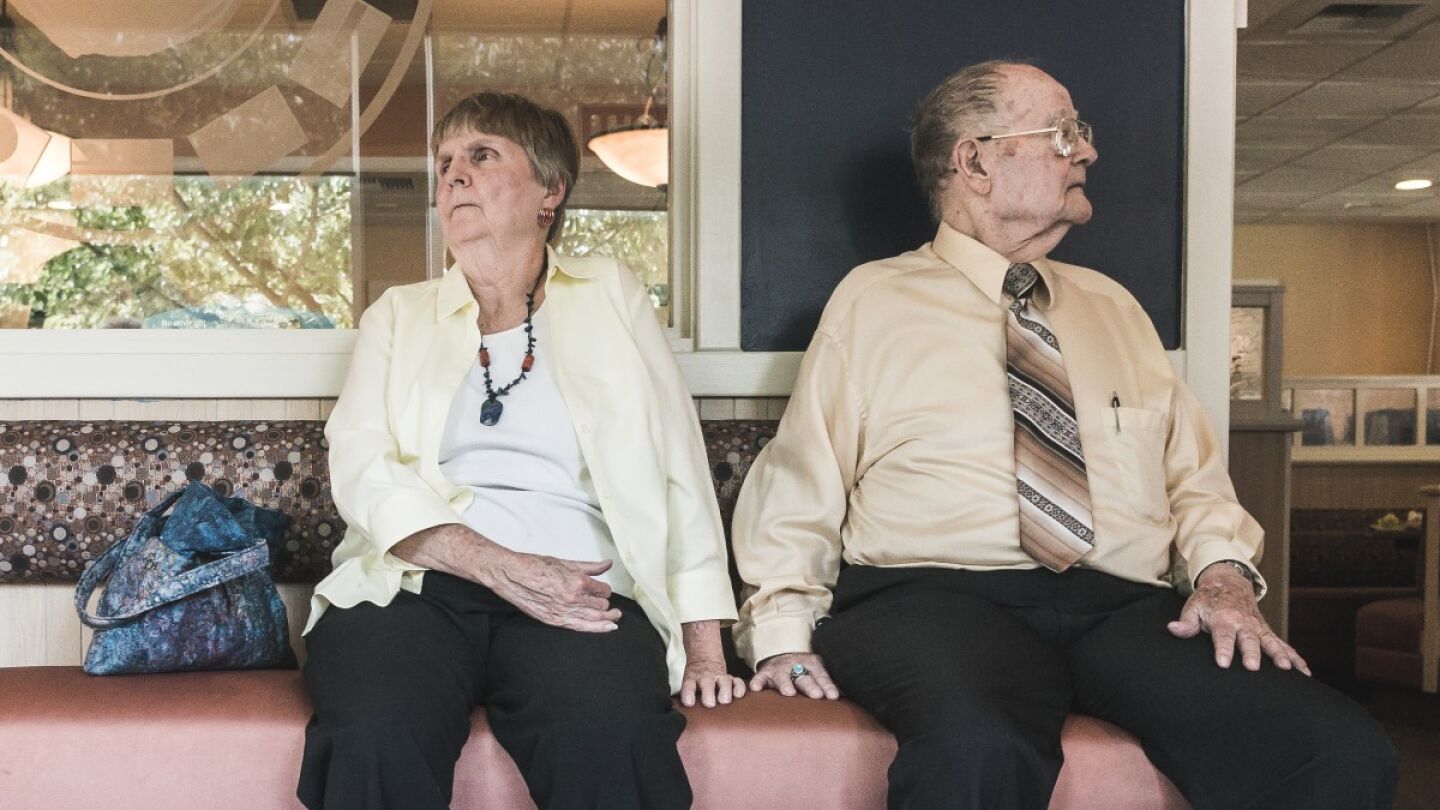 Un matrimonio octogenario, esperando
