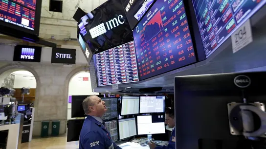 Corredores reaccionan durante el cierre de la Bolsa de Nueva York Corredores reaccionan durante el cierre de la Bolsa de Nueva York