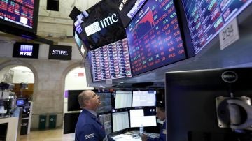 Corredores reaccionan durante el cierre de la Bolsa de Nueva York