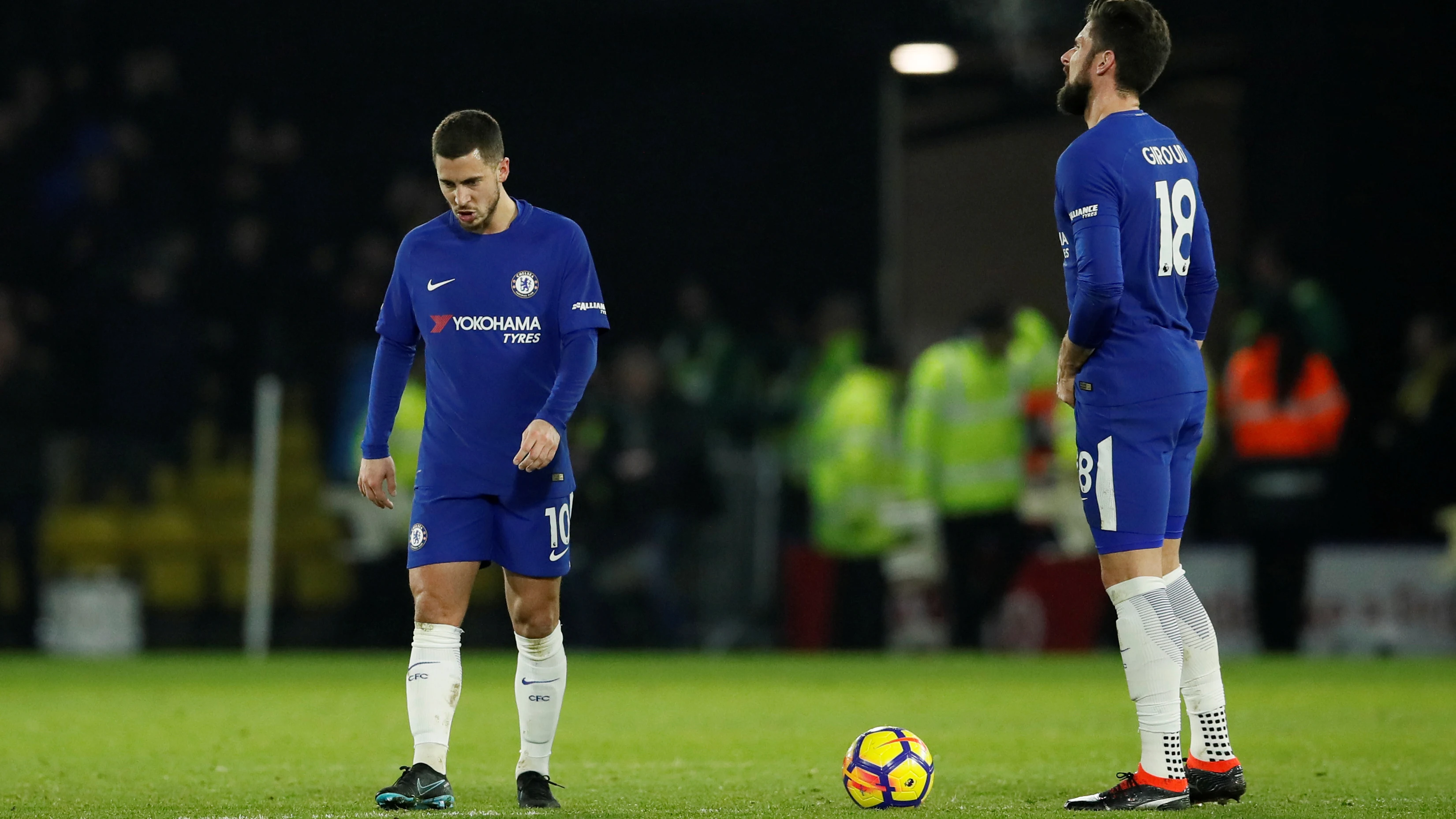 Hazard y Giroud, cabizbajos tras recibir un gol