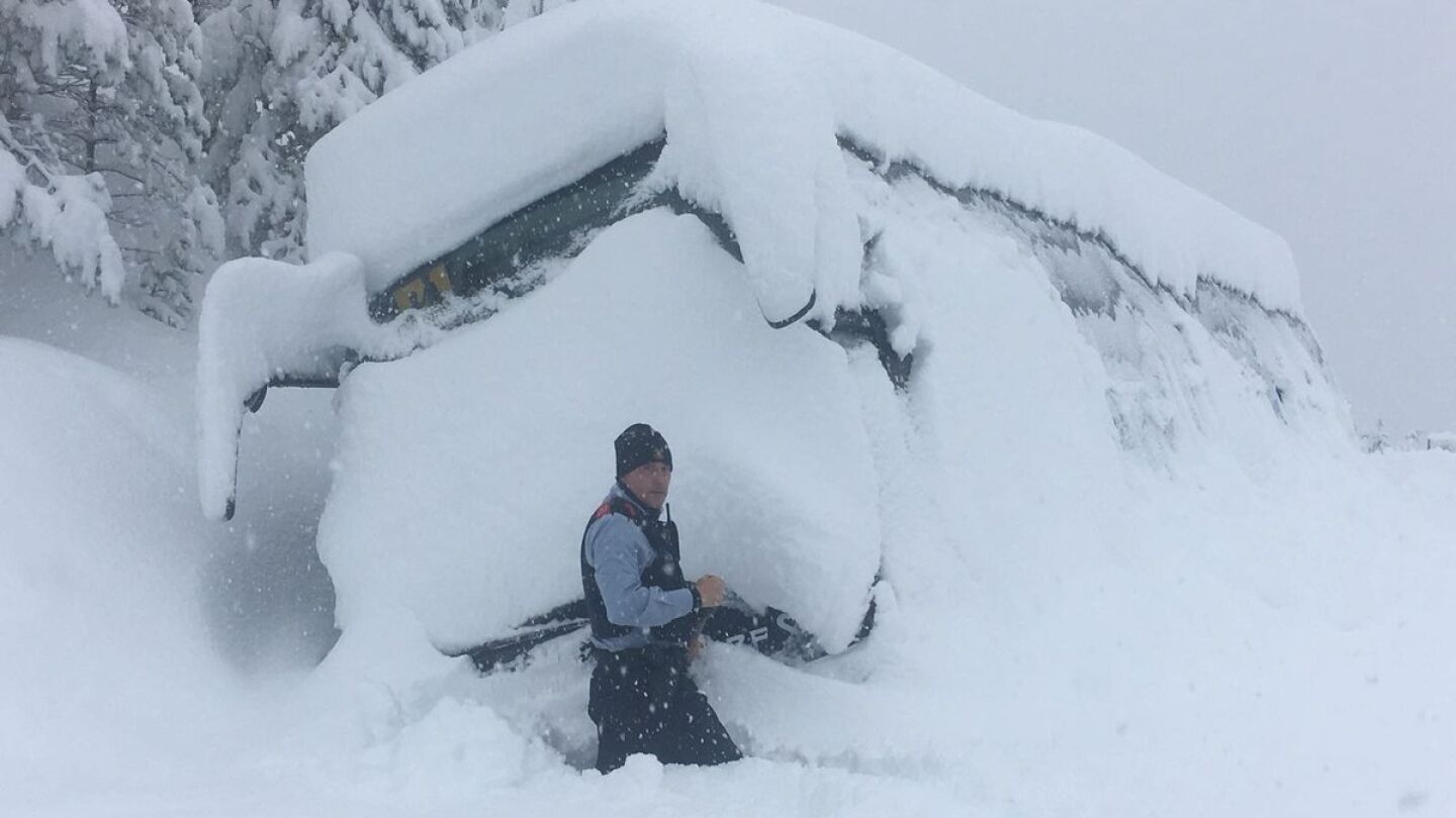 El autob&uacute;s de los menores qued&oacute; sepultado por el temporal de nieve