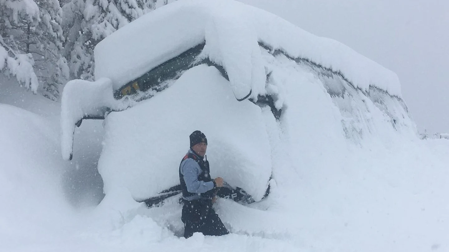 El autobús de los menores quedó sepultado por el temporal de nieve El autobús de los menores quedó sepultado por el temporal de nieve