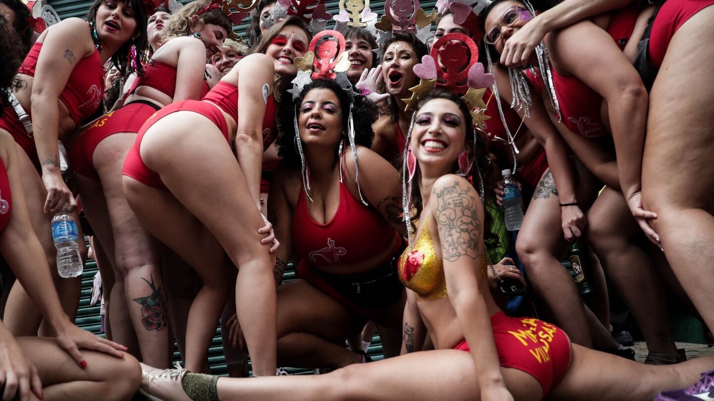 Un grupo de mujeres que posa durante una manifestaci&oacute;n en contra del acoso sexual en Sao Paulo