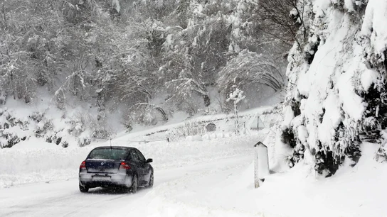 El temporal de nieve ha provocado el corte de numerosos puertos de montaña El temporal de nieve ha provocado el corte de numerosos puertos de montaña