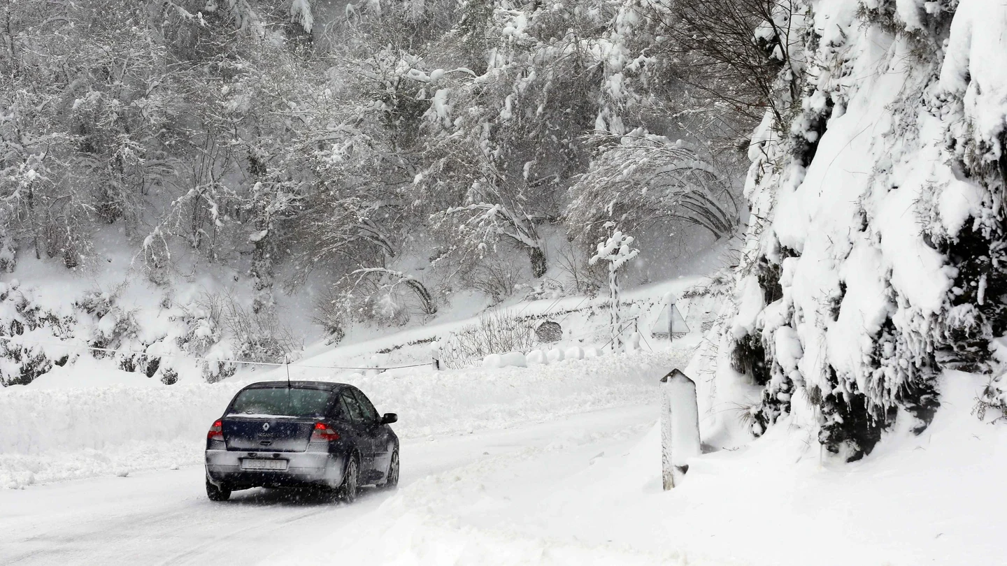El temporal de nieve ha provocado el corte de numerosos puertos de montaña El temporal de nieve ha provocado el corte de numerosos puertos de montaña
