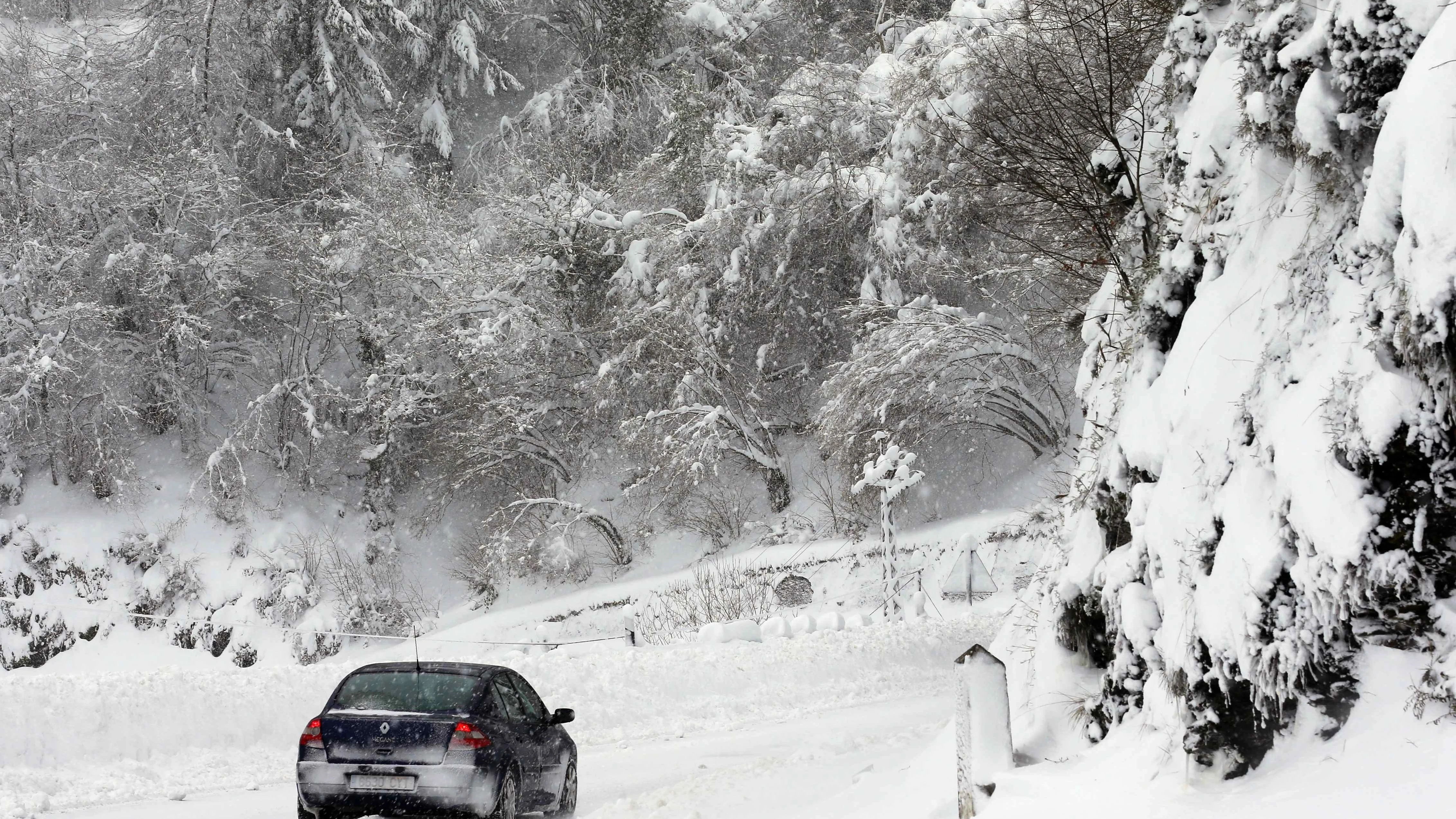 El temporal de nieve ha provocado el corte de numerosos puertos de montaña