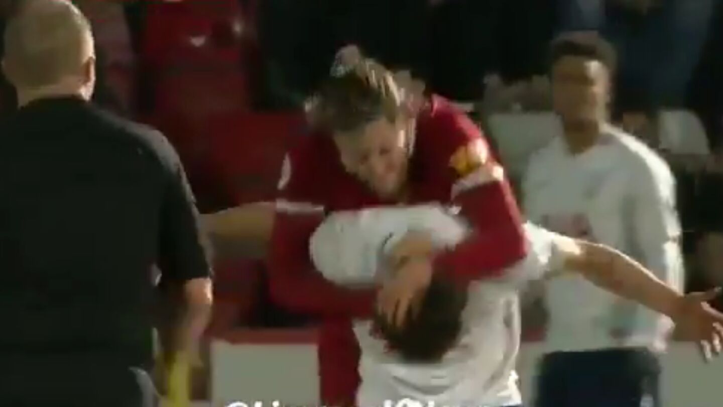 Lallana agrede a un jugador sub 23 del Tottenham