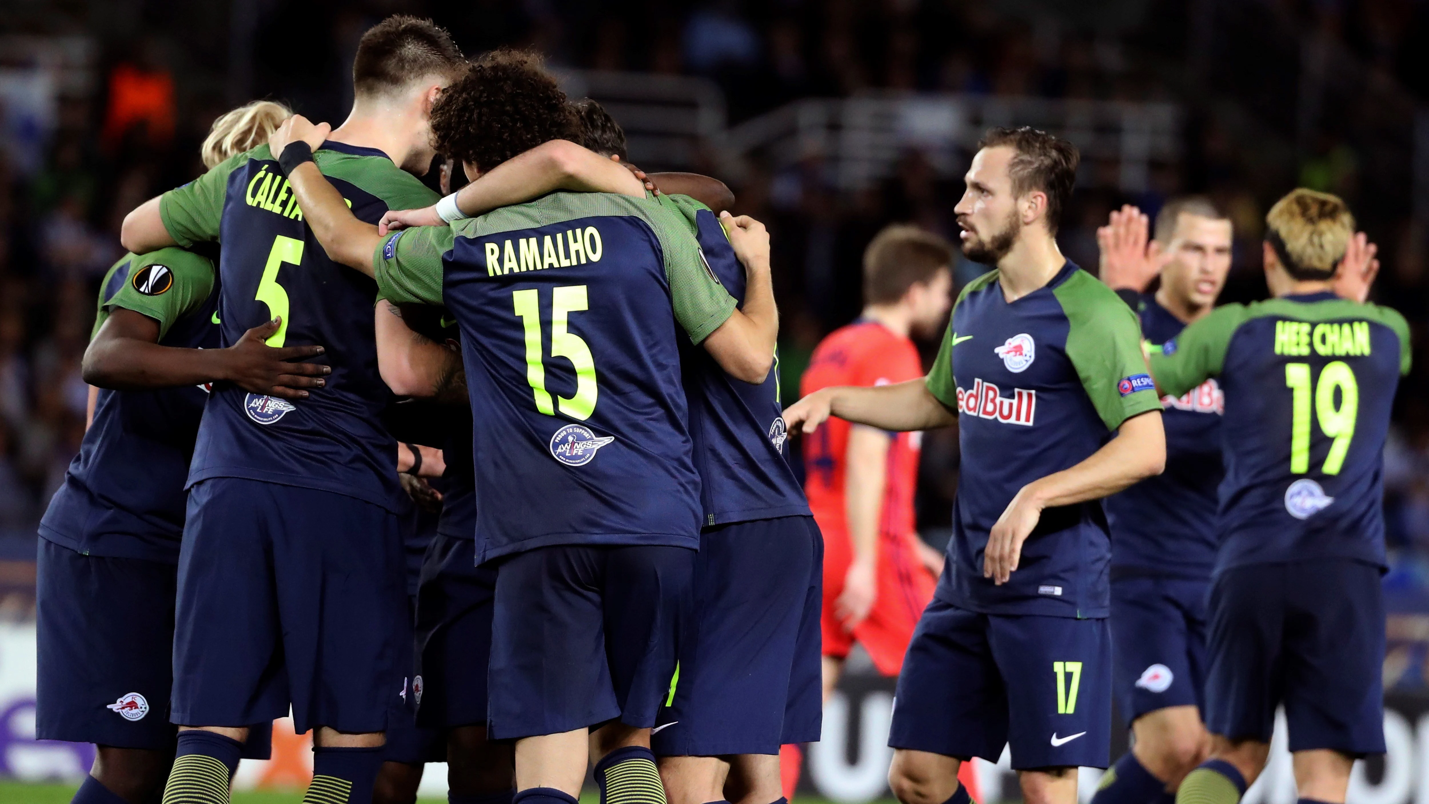 Los jugadores del Salzburgo celebran un gol en Anoeta