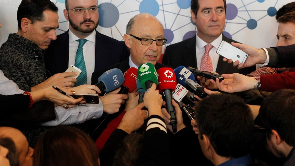 Cristóbal Montoro ante los medios