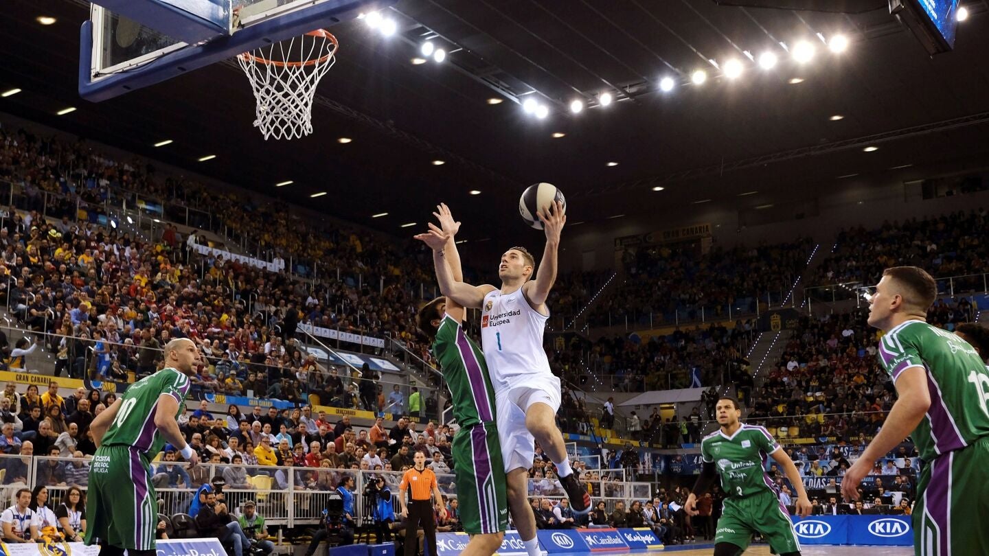  Fabien Causer trata de encestar ante la defensa de Unicaja