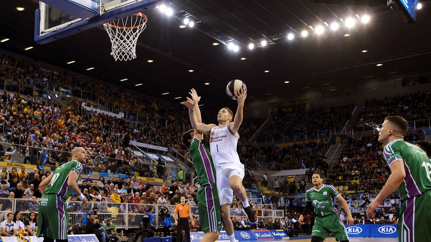 Fabien Causer trata de encestar ante la defensa de Unicaja Fabien Causer trata de encestar ante la defensa de Unicaja