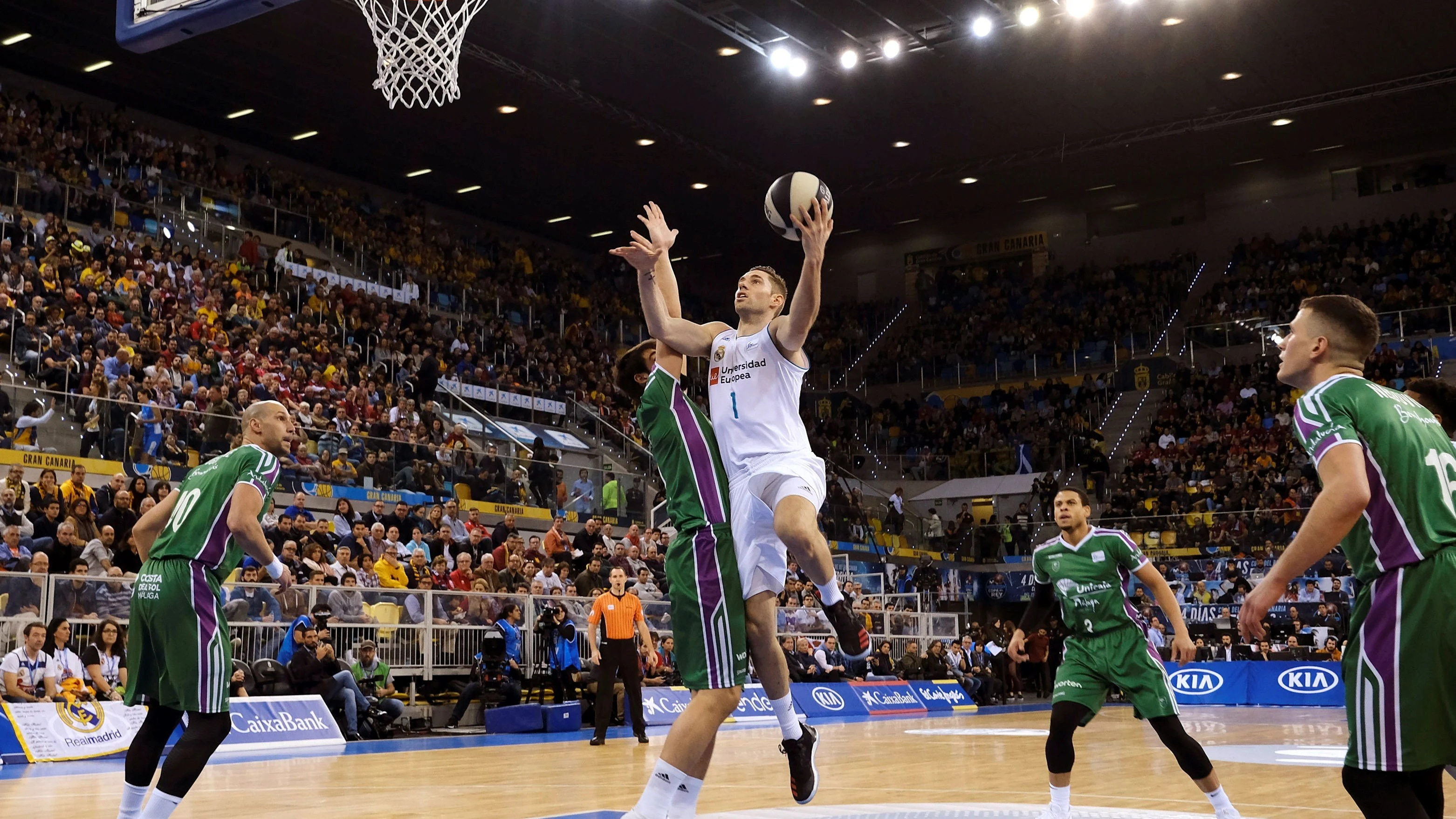  Fabien Causer trata de encestar ante la defensa de Unicaja