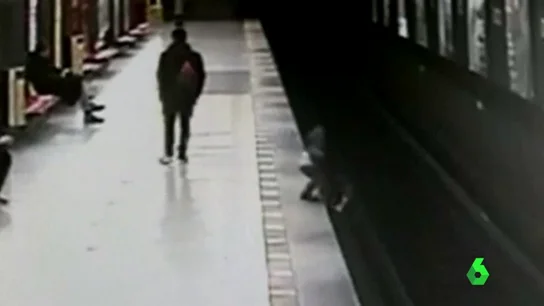 Un niño cae al metro de Milán Un niño cae al metro de Milán