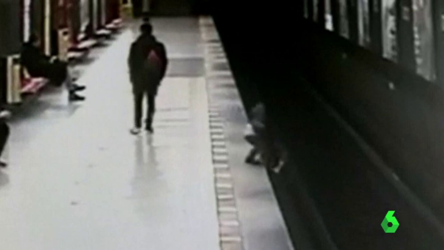Un ni&ntilde;o cae al metro de Mil&aacute;n