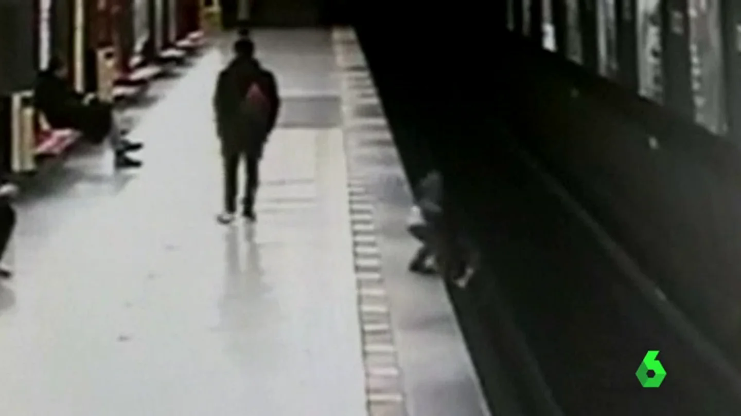 Un niño cae al metro de Milán Un niño cae al metro de Milán